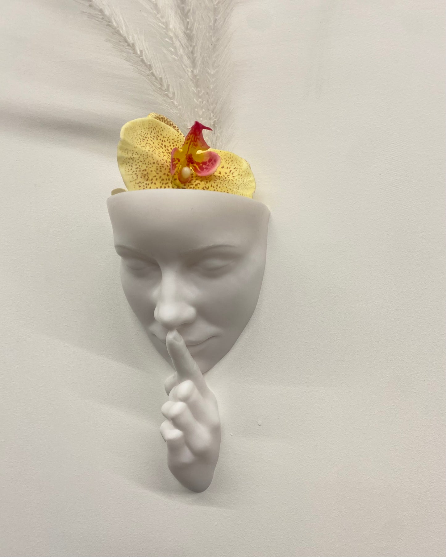 Scultura Fioriera 'Silenzio' – Eleganza da Parete in Bianco (26 cm)