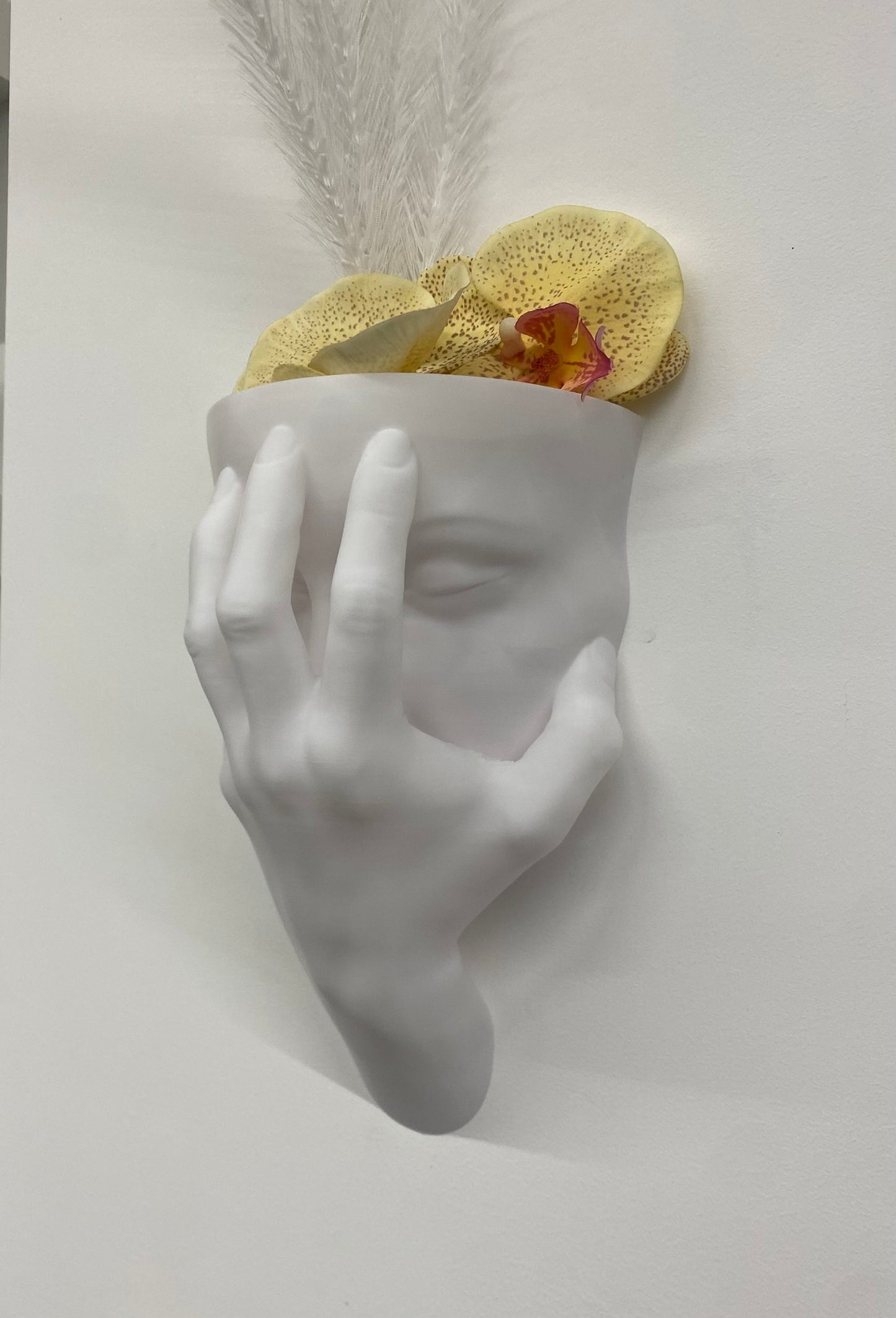 Scultura Fioriera 'Velata' – Viso Coperto in Bianco Opaco (26 cm)