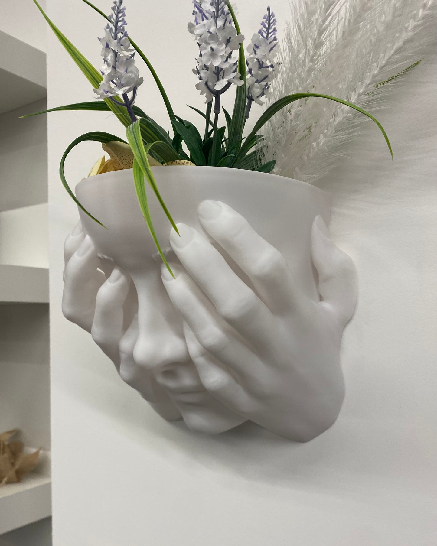 Scultura Fioriera 'Non Vedo' – Design Bianco Opaco da Parete (26 cm)