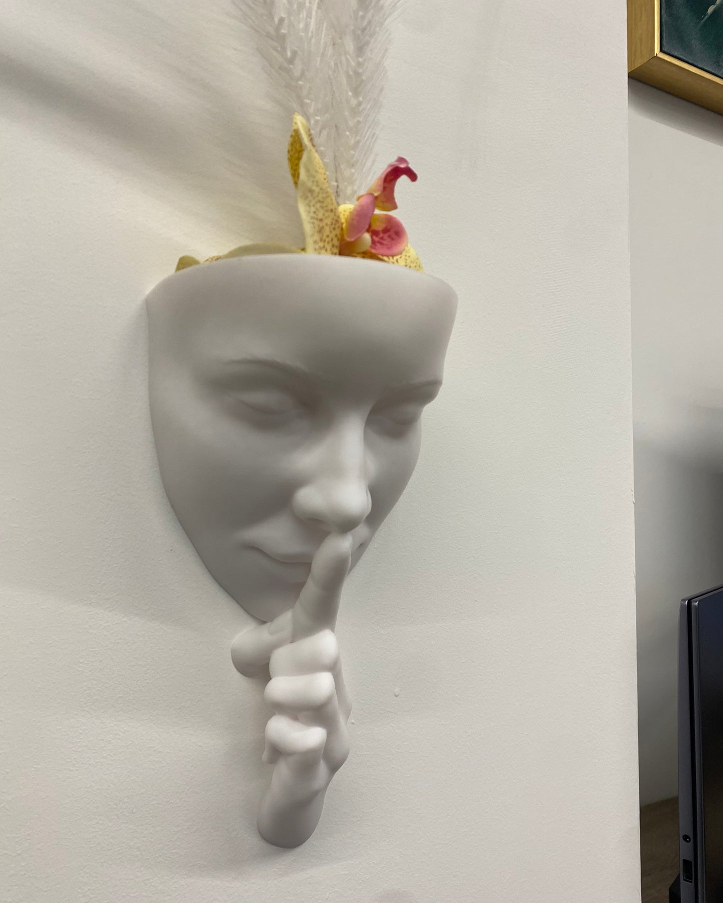 Scultura Fioriera 'Silenzio' – Eleganza da Parete in Bianco (26 cm)