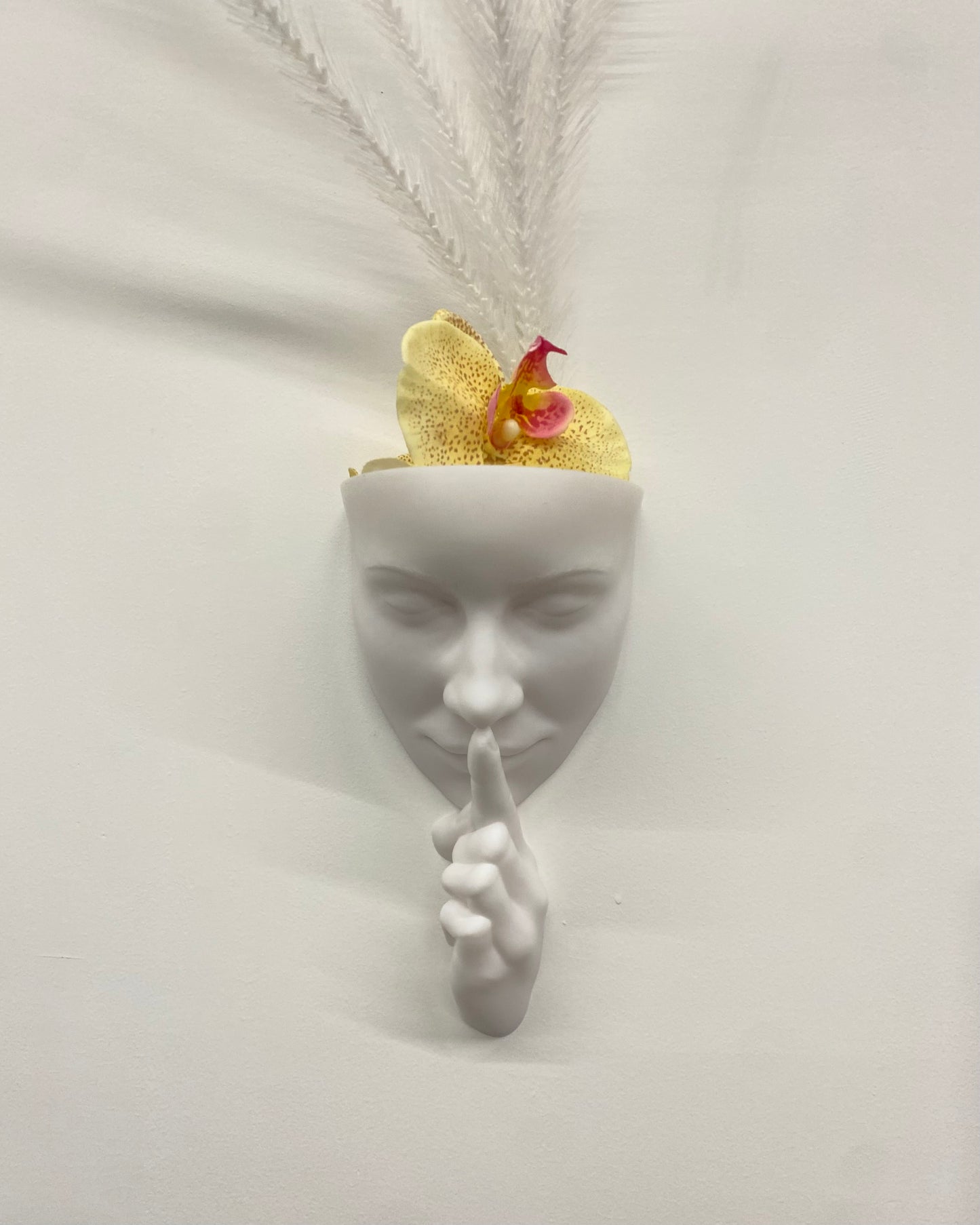 Scultura Fioriera 'Silenzio' – Eleganza da Parete in Bianco (26 cm)