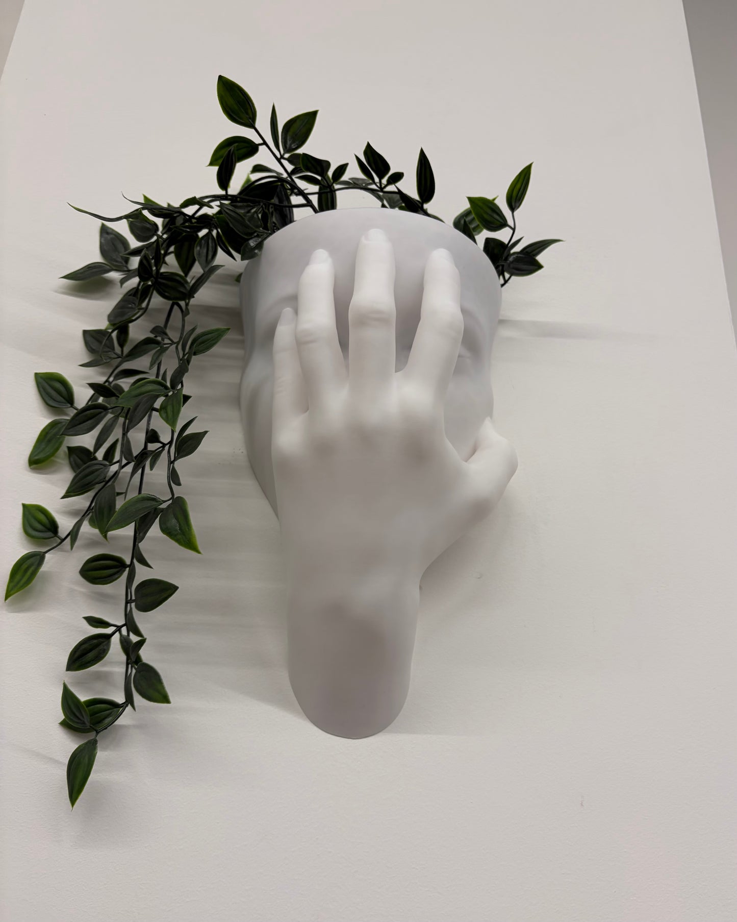 Scultura Fioriera 'Velata' – Viso Coperto in Bianco Opaco (26 cm)