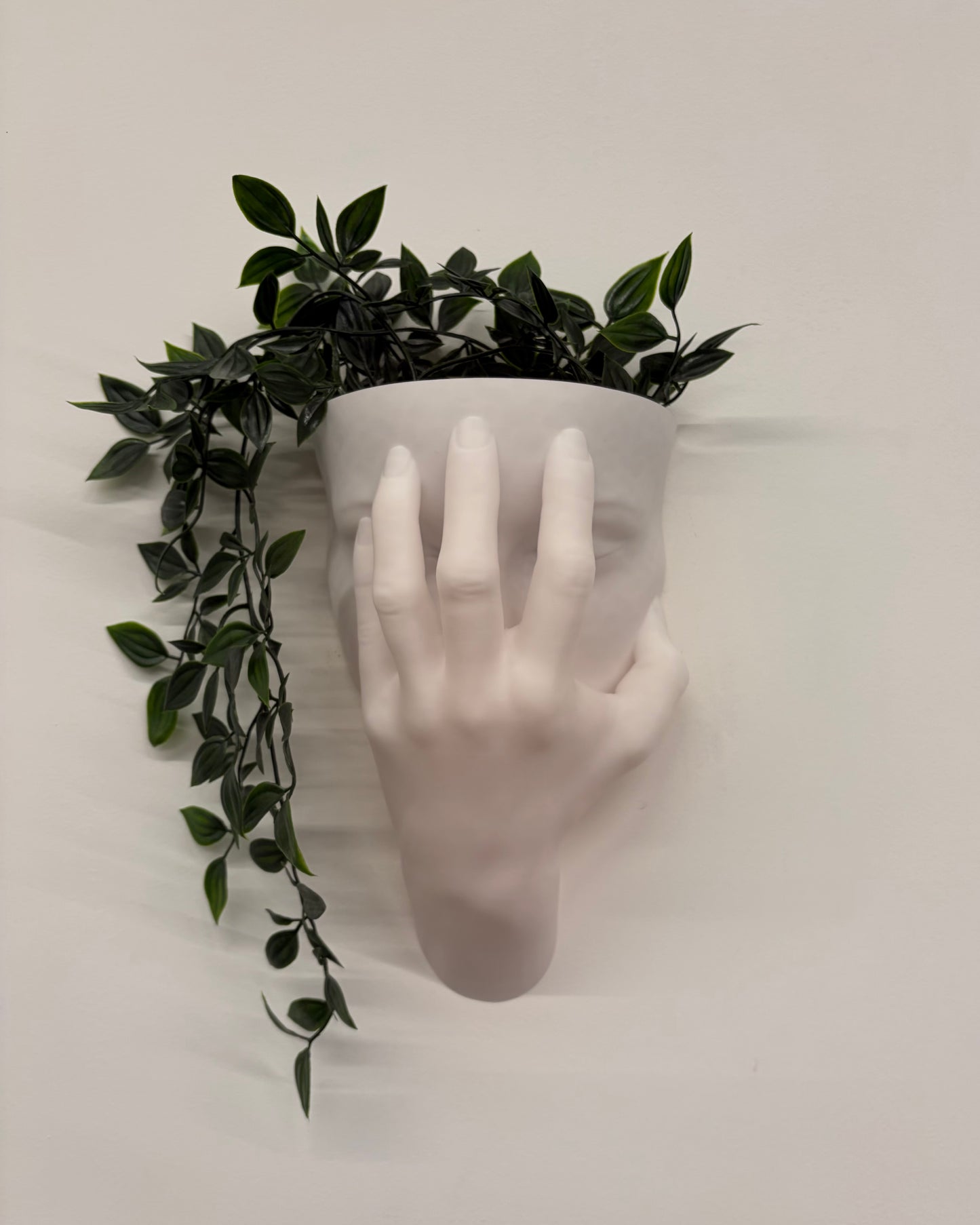 Scultura Fioriera 'Velata' – Viso Coperto in Bianco Opaco (26 cm)