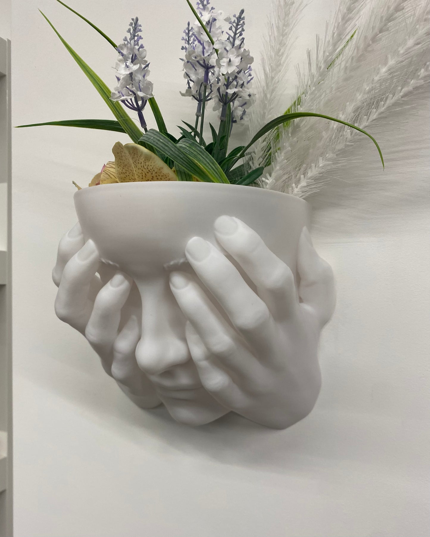 Scultura Fioriera 'Non Vedo' – Design Bianco Opaco da Parete (26 cm)