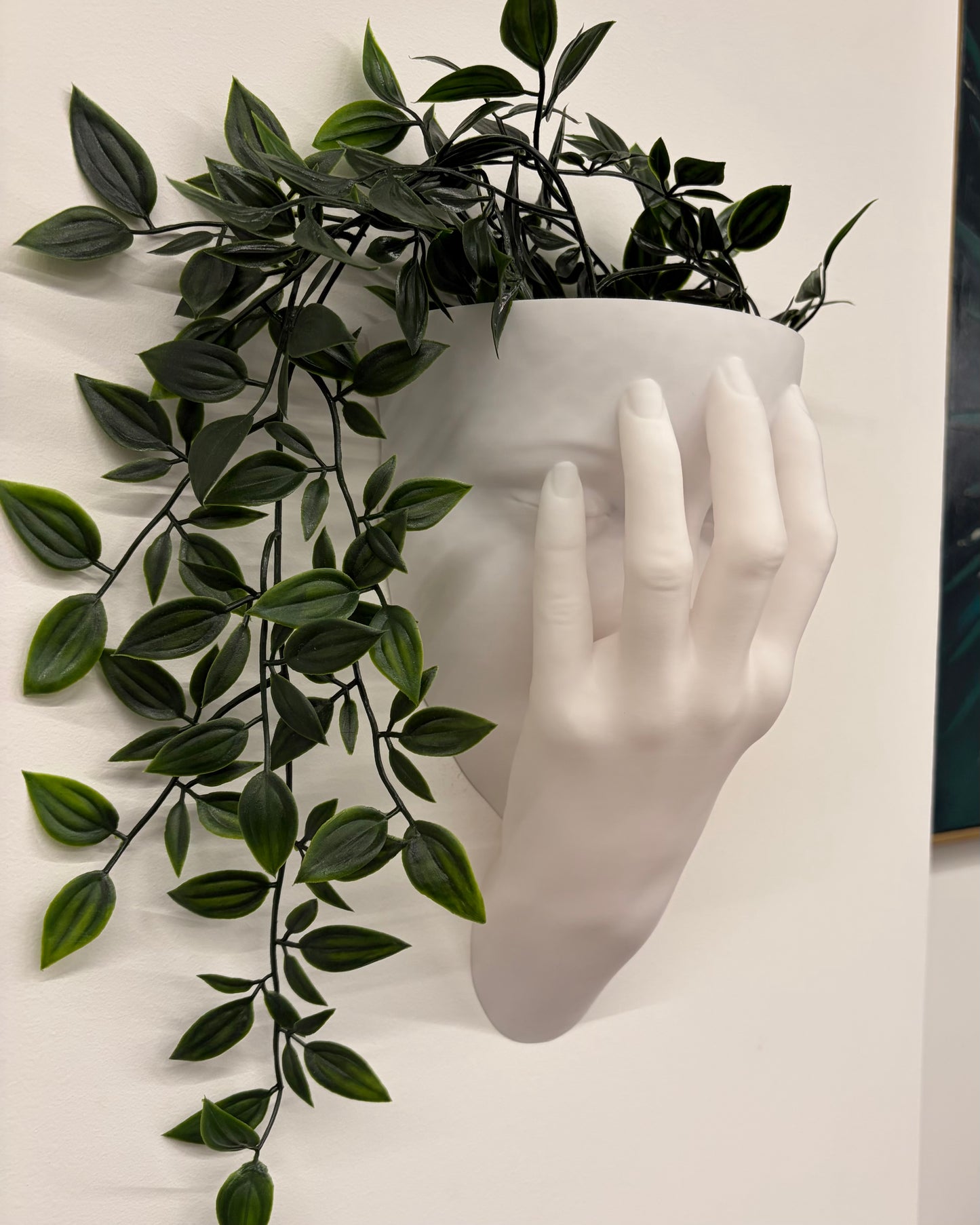 Scultura Fioriera 'Velata' – Viso Coperto in Bianco Opaco (26 cm)