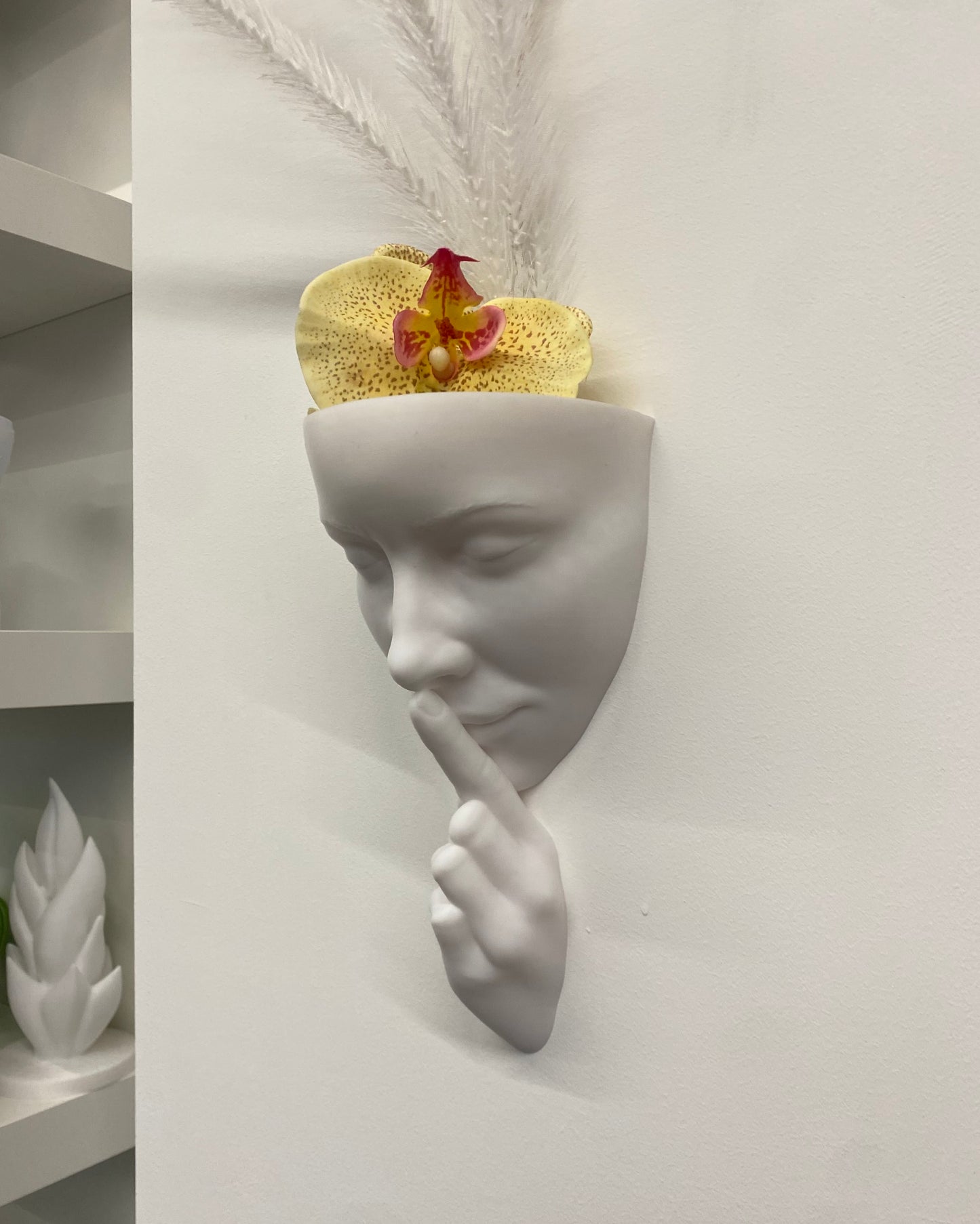 Scultura Fioriera 'Silenzio' – Eleganza da Parete in Bianco (26 cm)