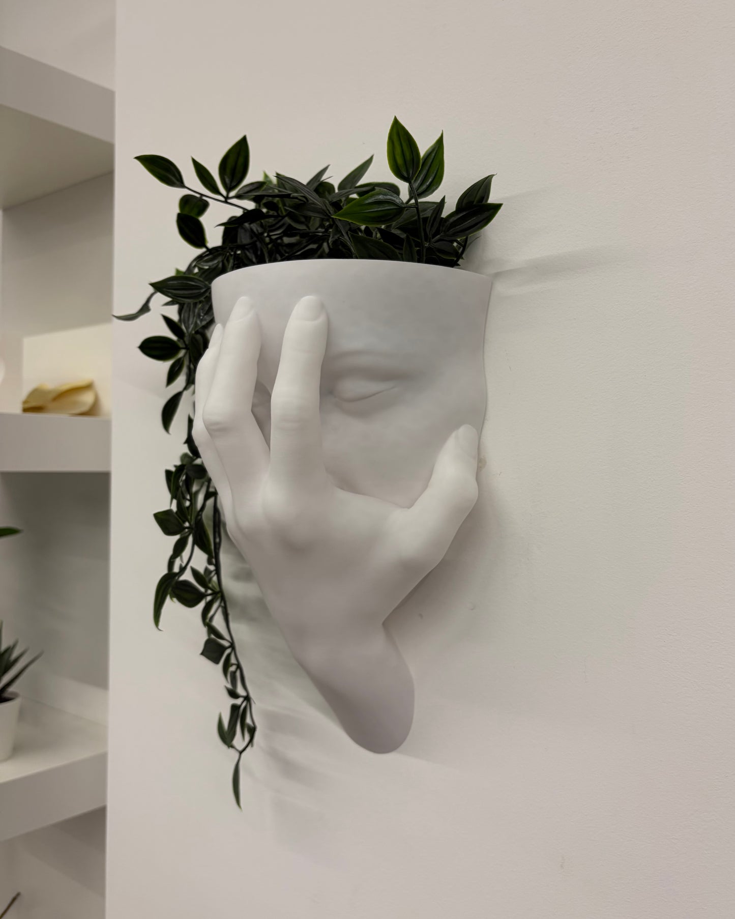 Scultura Fioriera 'Velata' – Viso Coperto in Bianco Opaco (26 cm)