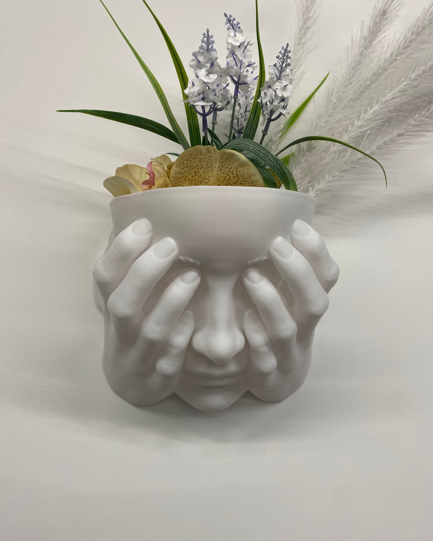Scultura Fioriera 'Non Vedo' – Design Bianco Opaco da Parete (26 cm)