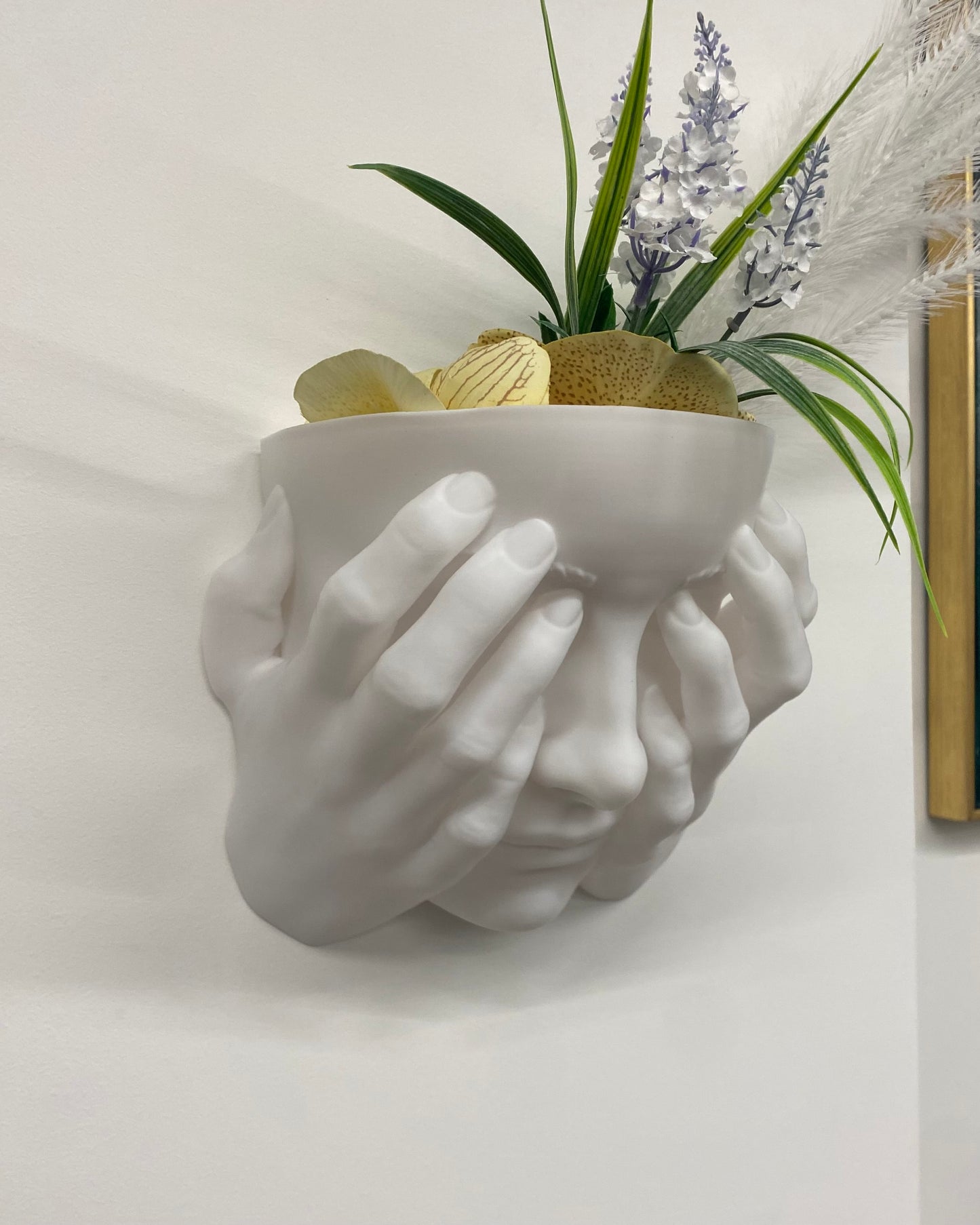 Scultura Fioriera 'Non Vedo' – Design Bianco Opaco da Parete (26 cm)