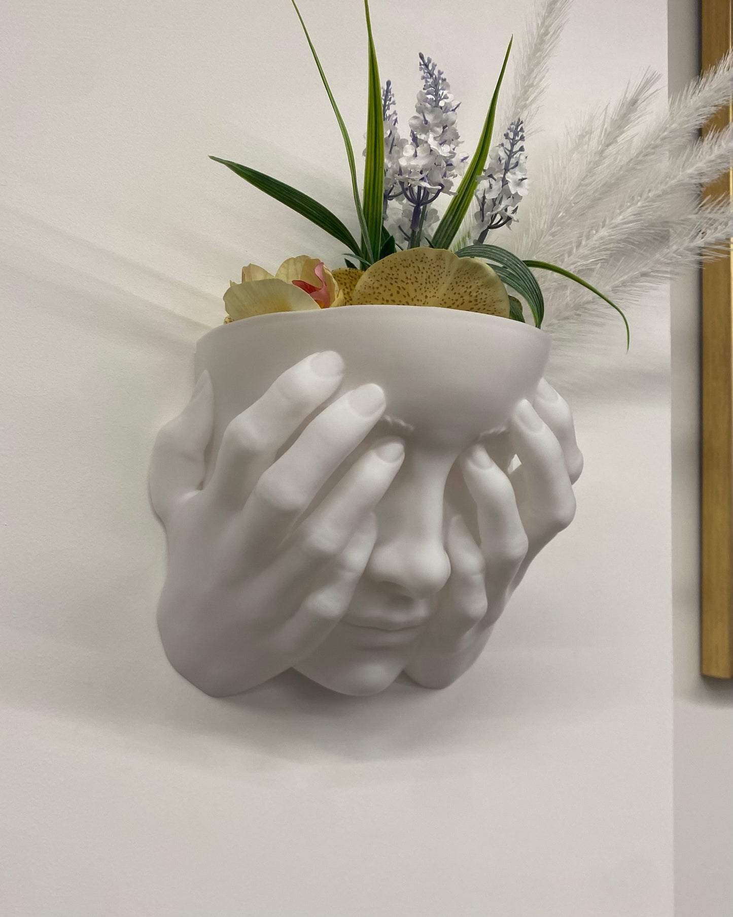 Scultura Fioriera 'Non Vedo' – Design Bianco Opaco da Parete (26 cm)