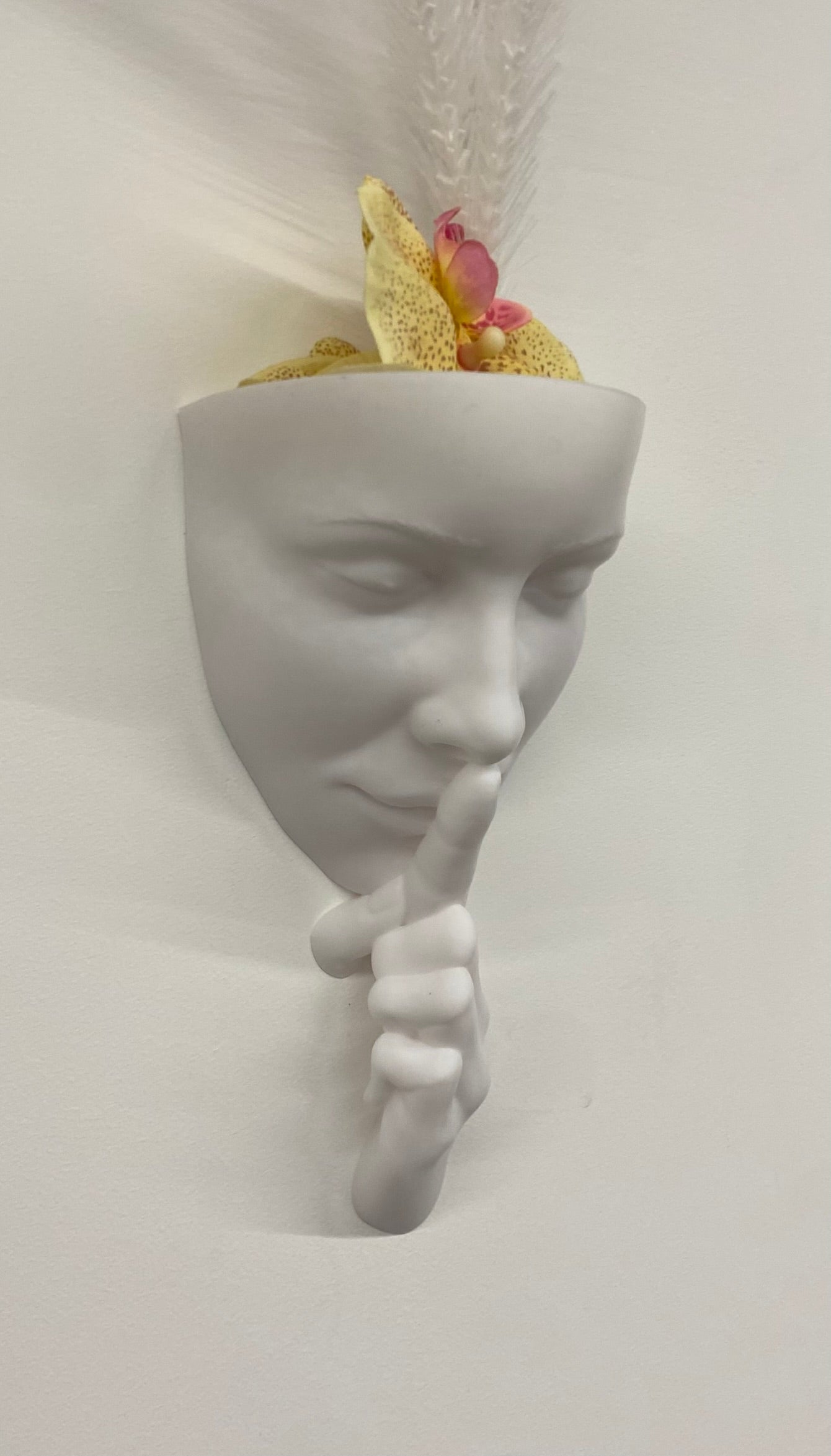 Scultura Fioriera 'Silenzio' – Eleganza da Parete in Bianco (26 cm)