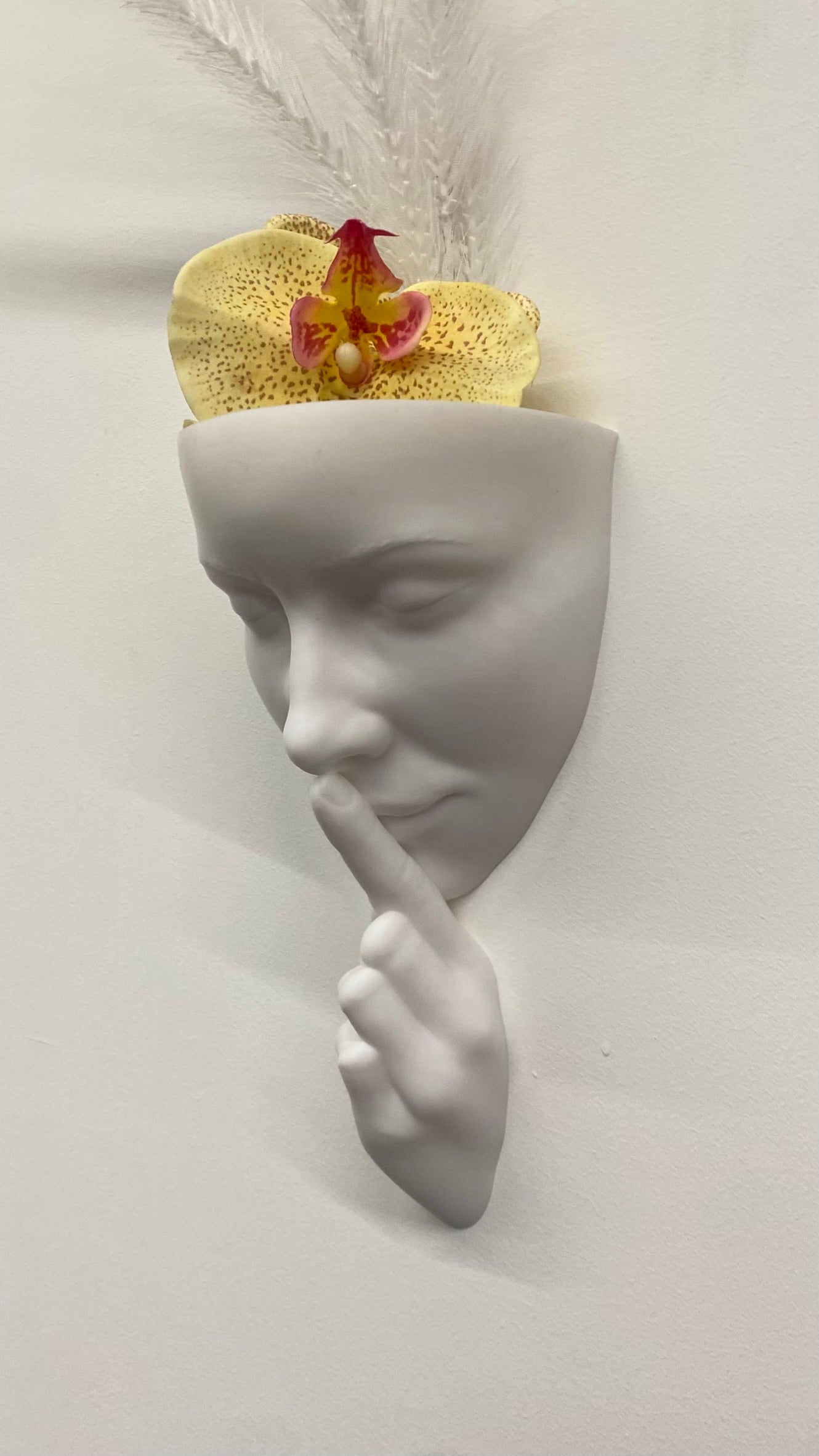 Scultura Fioriera 'Silenzio' – Eleganza da Parete in Bianco (26 cm)