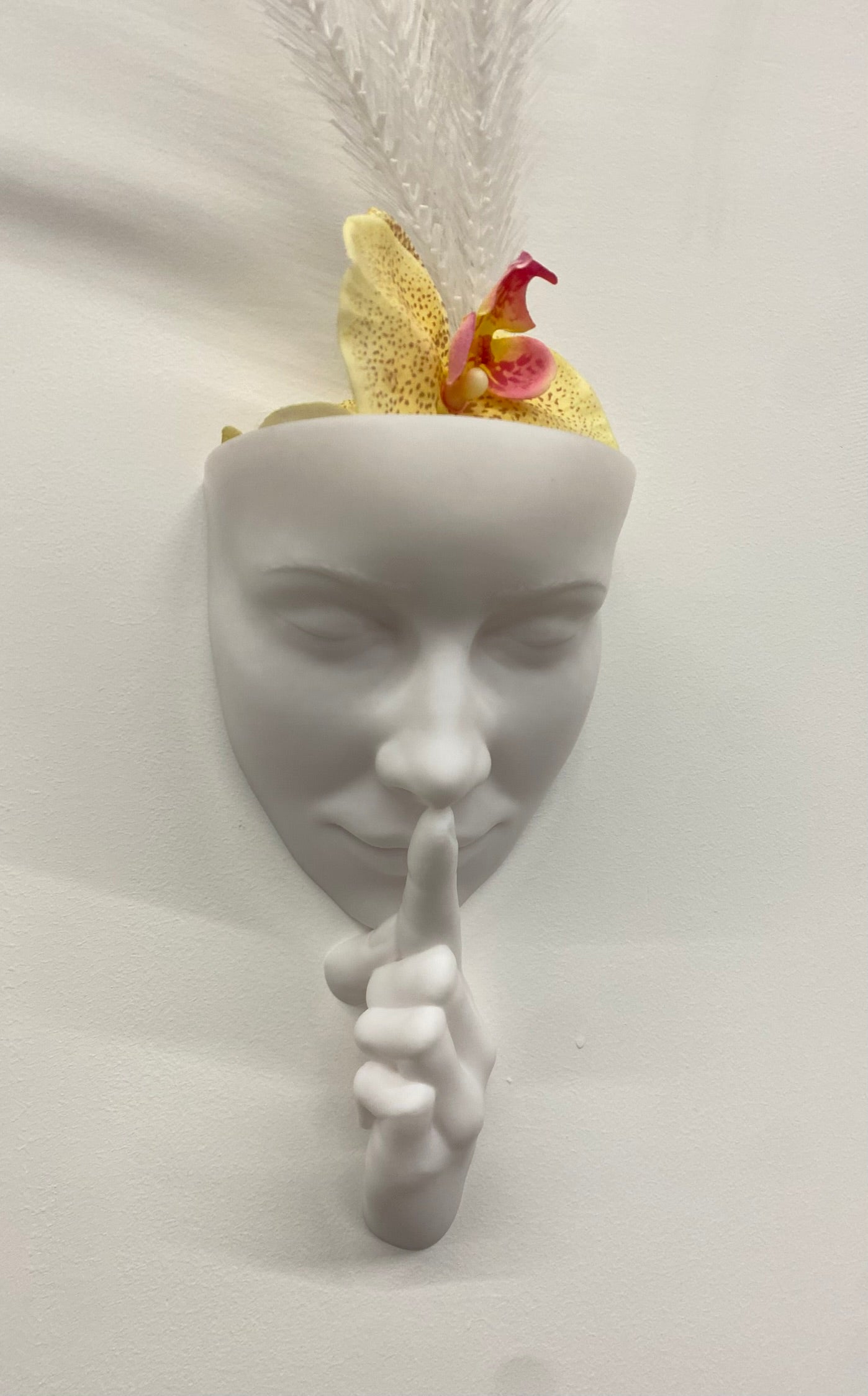 Scultura Fioriera 'Silenzio' – Eleganza da Parete in Bianco (26 cm)