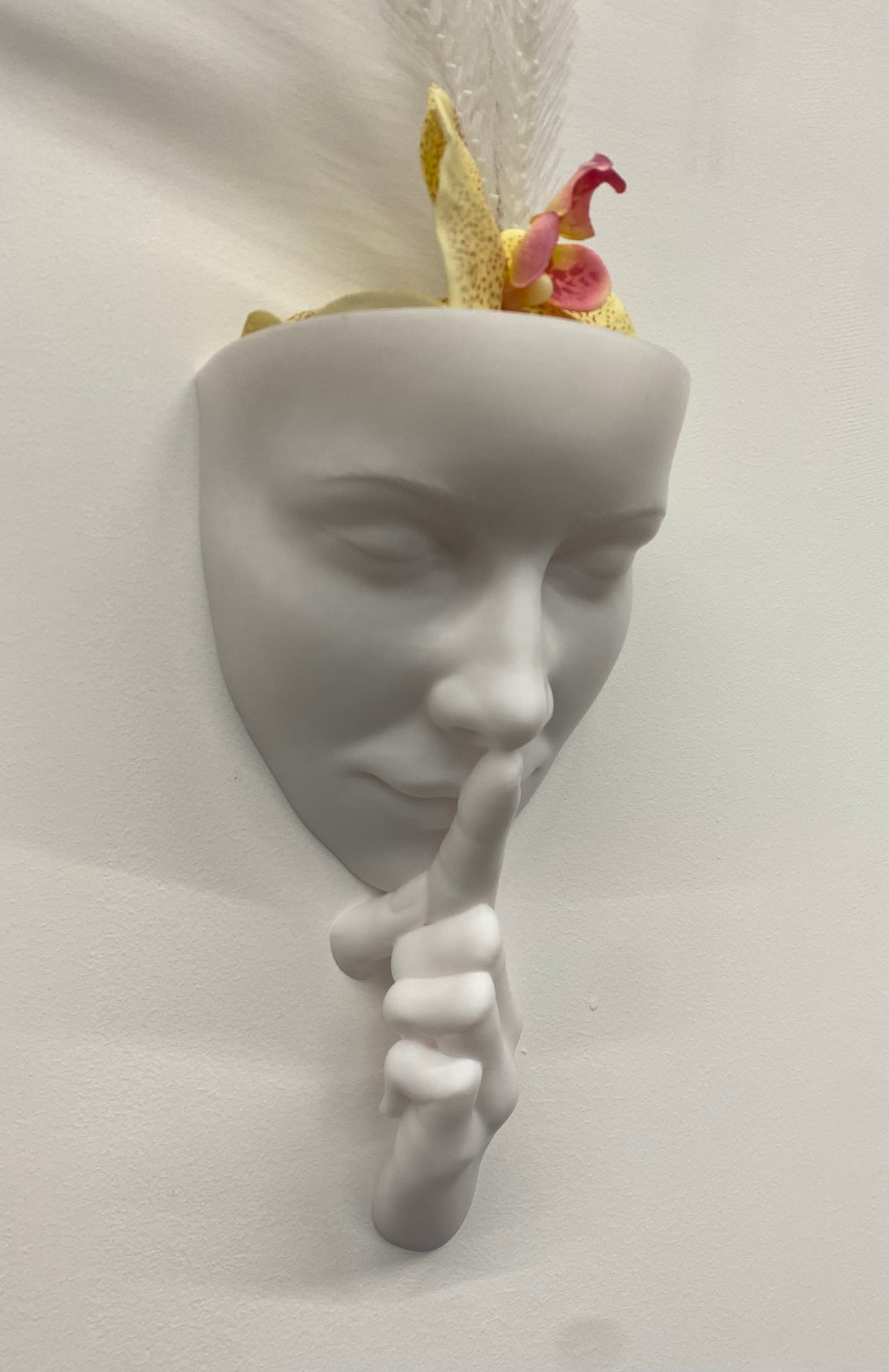 Scultura Fioriera 'Silenzio' – Eleganza da Parete in Bianco (26 cm)