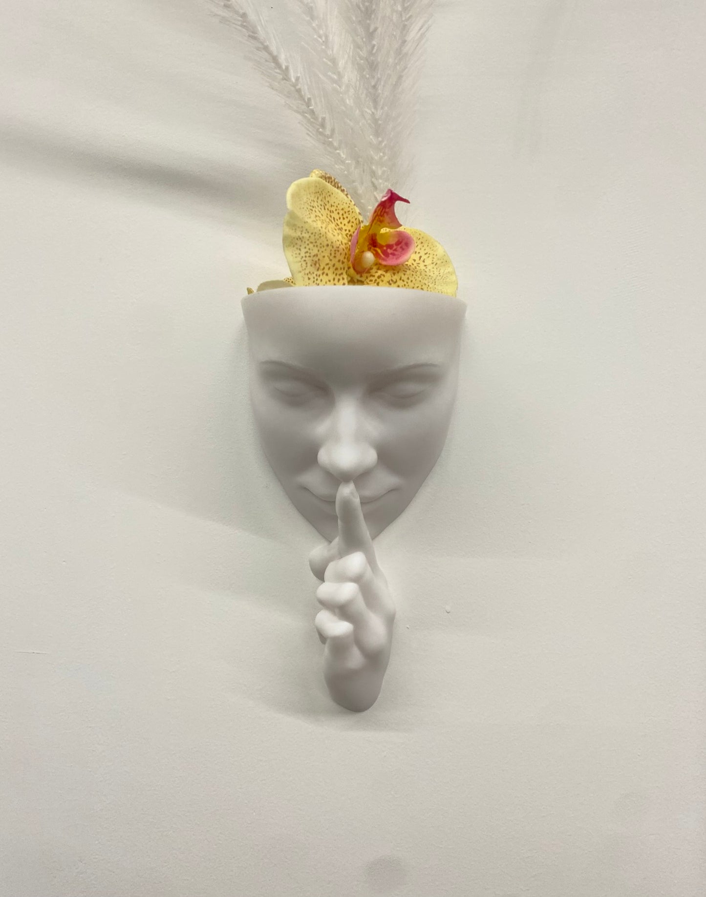 Scultura Fioriera 'Silenzio' – Eleganza da Parete in Bianco (26 cm)
