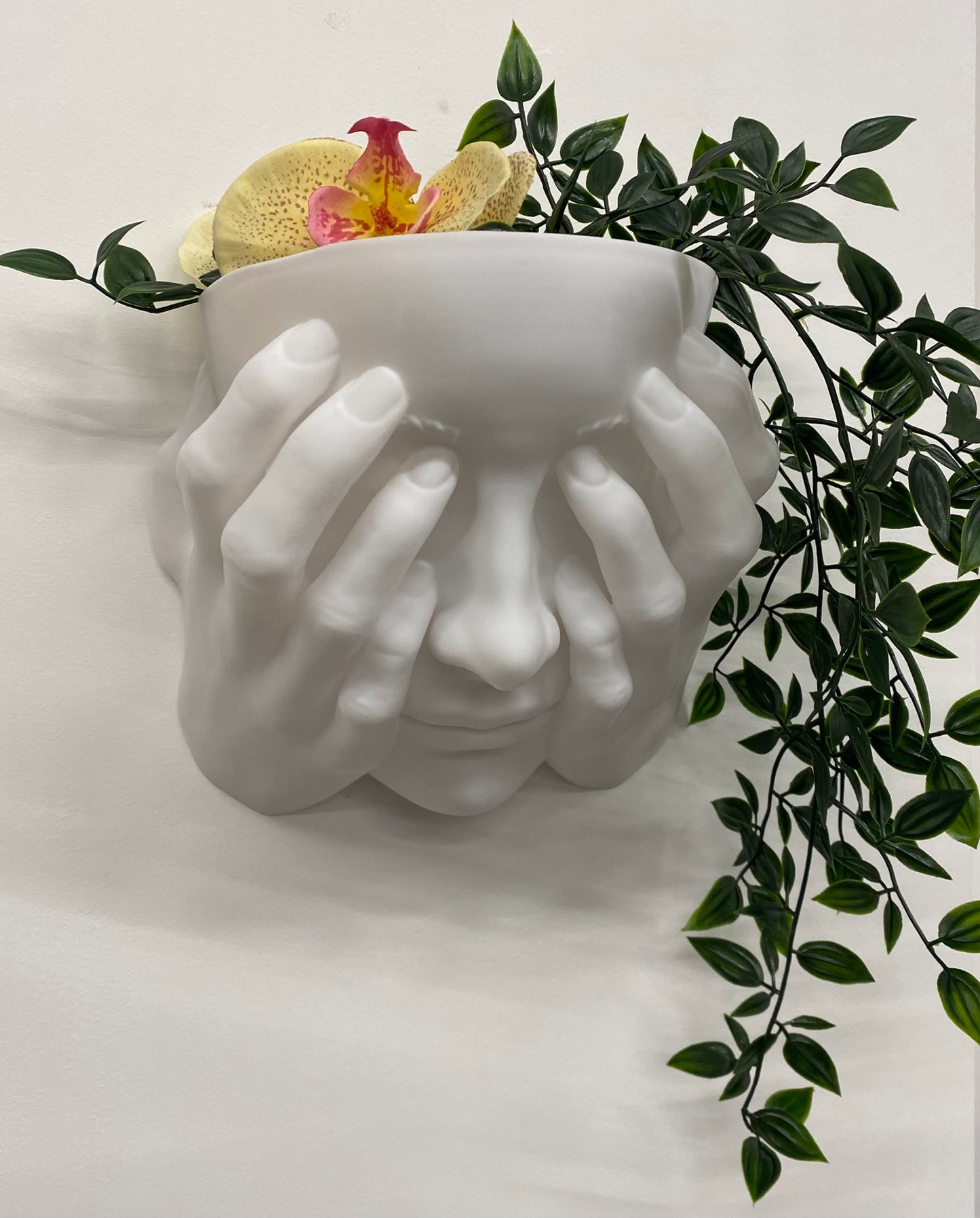 Scultura Fioriera 'Non Vedo' – Design Bianco Opaco da Parete (26 cm)