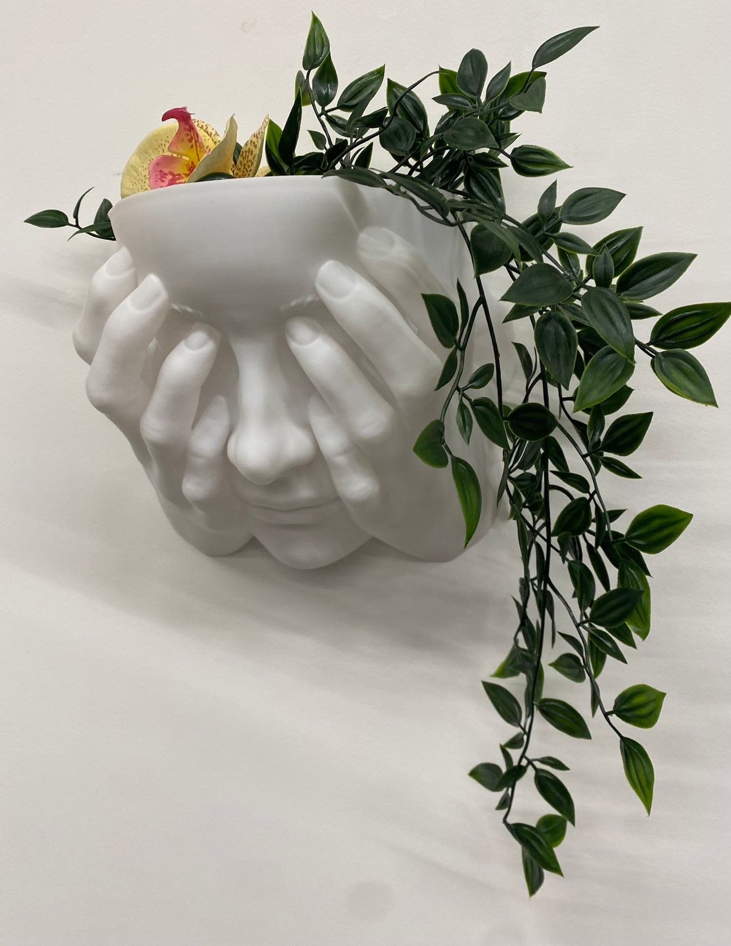 Scultura Fioriera 'Non Vedo' – Design Bianco Opaco da Parete (26 cm)