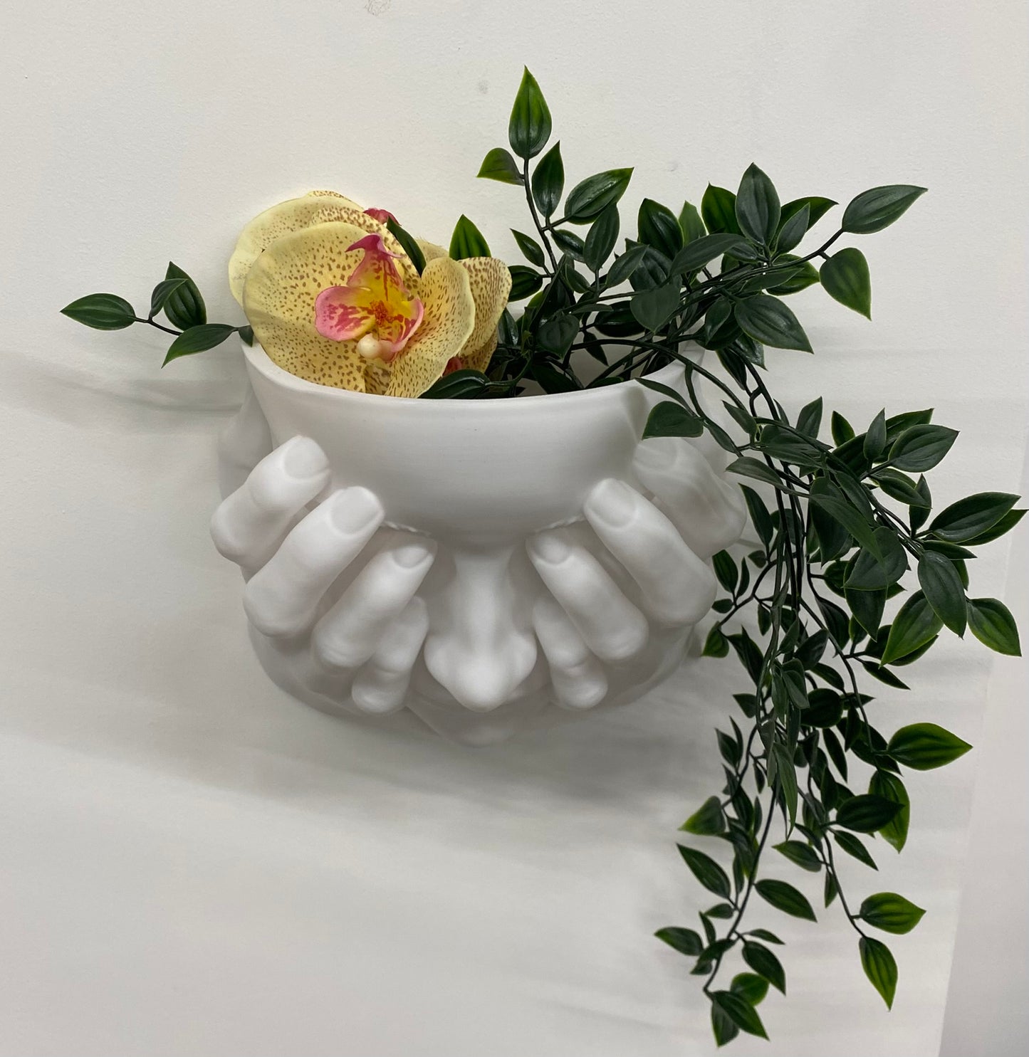 Scultura Fioriera 'Non Vedo' – Design Bianco Opaco da Parete (26 cm)