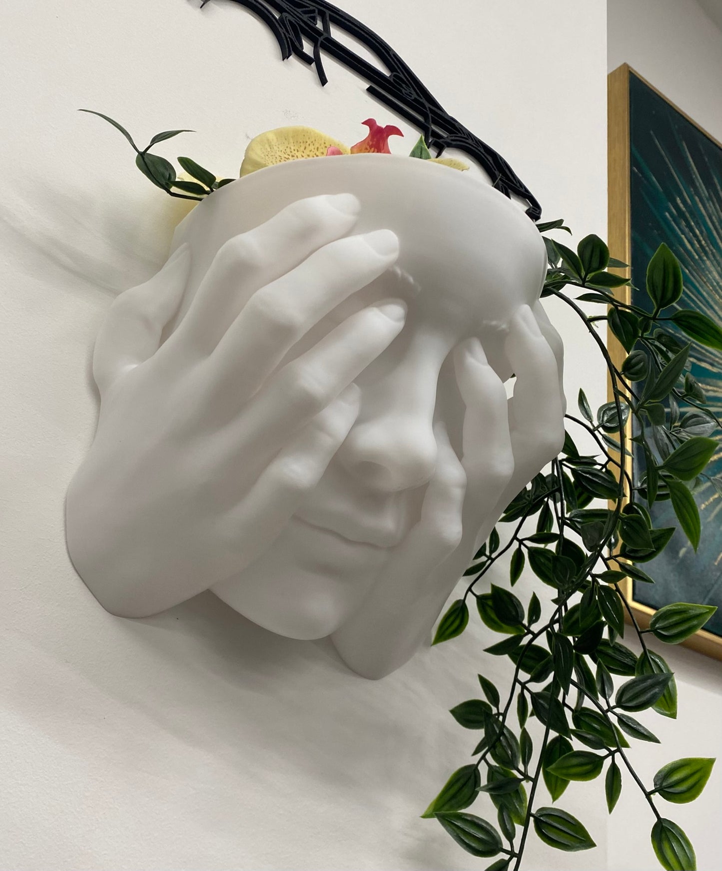 Scultura Fioriera 'Non Vedo' – Design Bianco Opaco da Parete (26 cm)