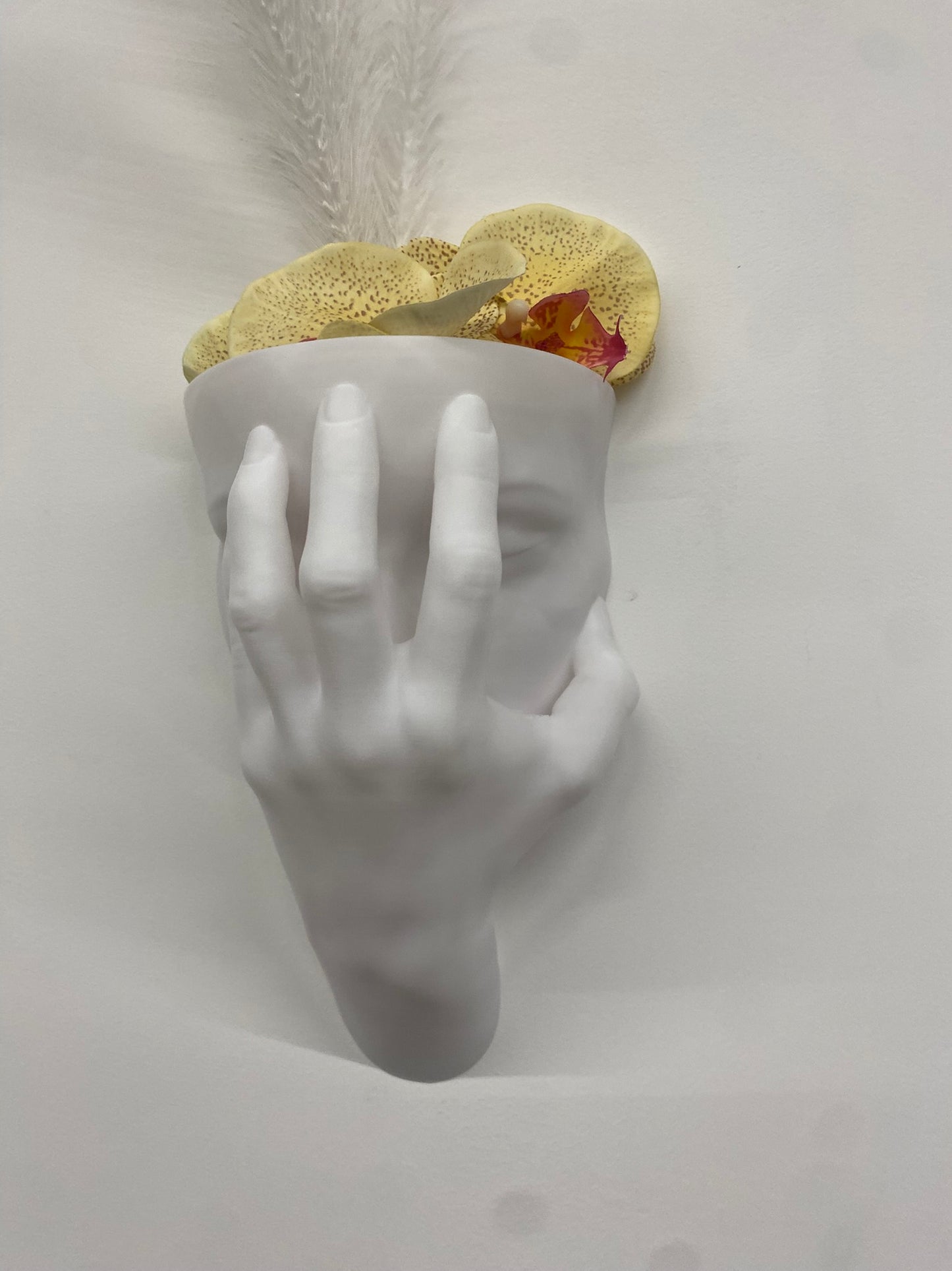 Scultura Fioriera 'Velata' – Viso Coperto in Bianco Opaco (26 cm)