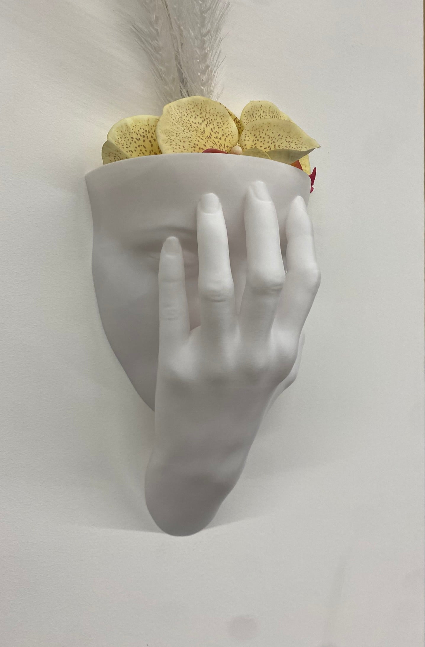 Scultura Fioriera 'Velata' – Viso Coperto in Bianco Opaco (26 cm)