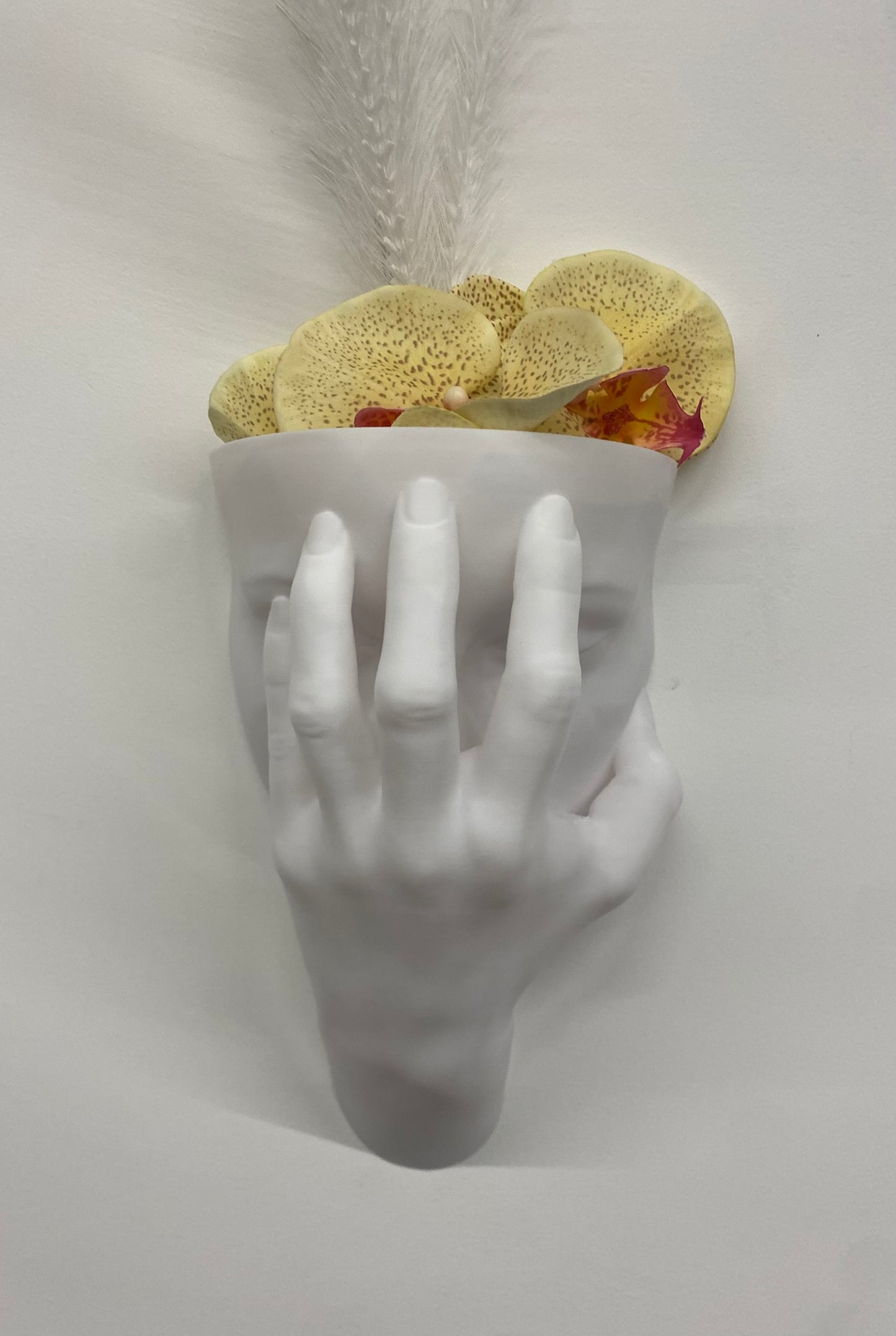 Scultura Fioriera 'Velata' – Viso Coperto in Bianco Opaco (26 cm)