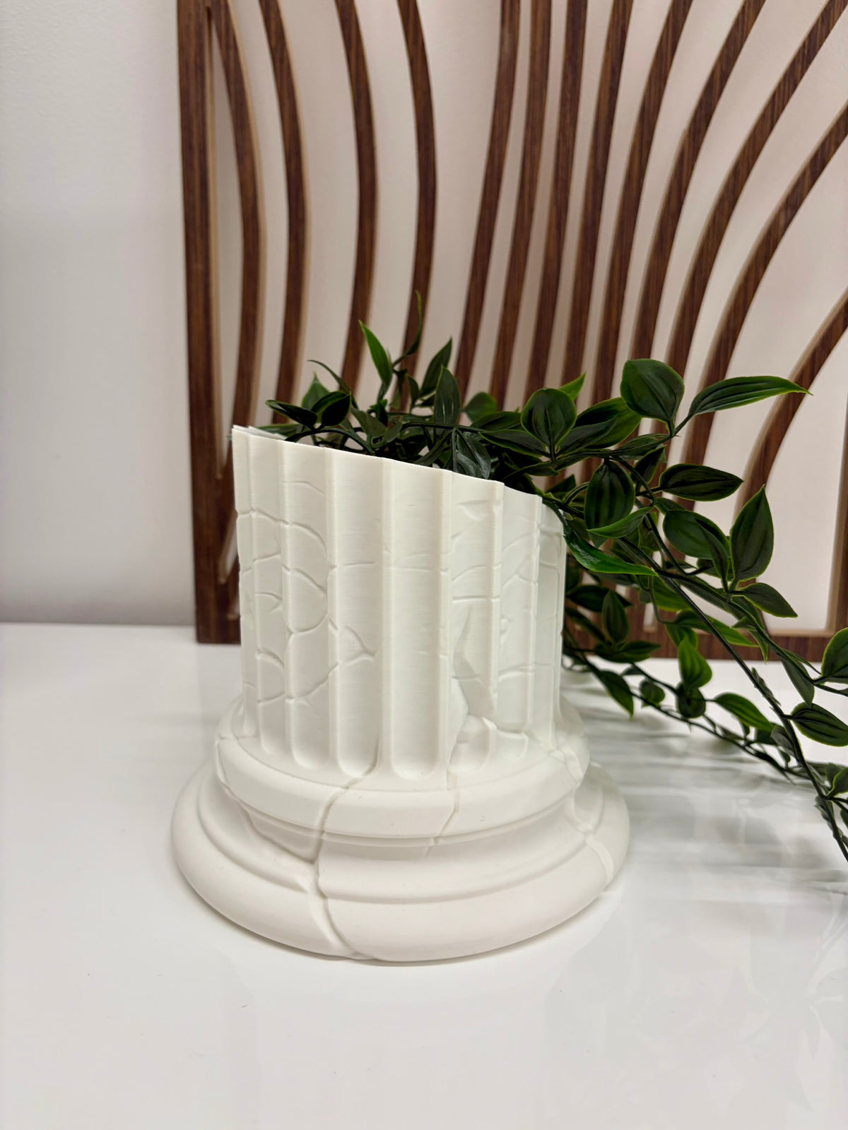 Vaso decorativo Colonna Antica bianco con scanalature e dettagli effetto crepa, vista frontale.