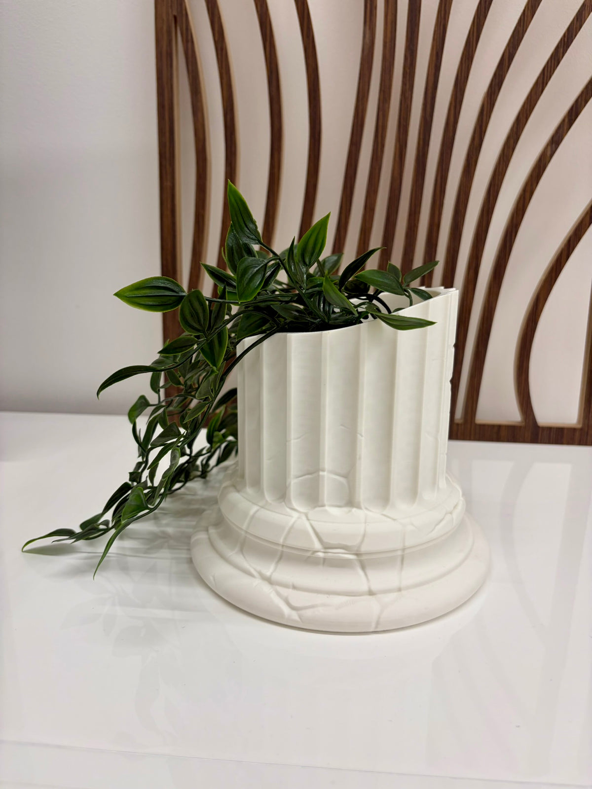 Vaso decorativo Colonna Antica bianco con bordo asimmetrico e base circolare, vista laterale.